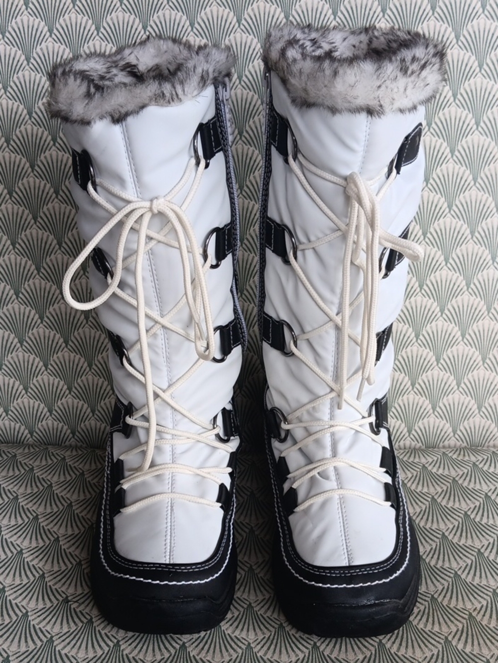 Womens Totes White Lace Up Inside Zipper Boots. Size 8